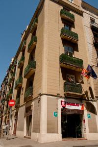 un edificio con una cometa delante de él en Be Ramblas Guest House, en Barcelona