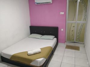 Postel nebo postele na pokoji v ubytování Kristal Inn Hotel UITM Shah Alam