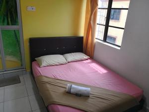 Postel nebo postele na pokoji v ubytování Kristal Inn Hotel UITM Shah Alam