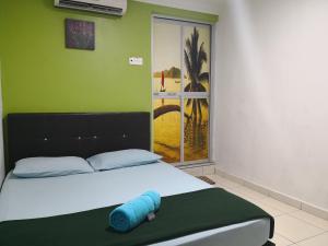 Postel nebo postele na pokoji v ubytování Kristal Inn Hotel UITM Shah Alam