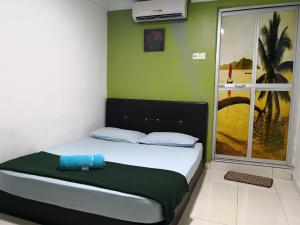Postel nebo postele na pokoji v ubytování Kristal Inn Hotel UITM Shah Alam