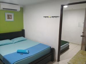 Postel nebo postele na pokoji v ubytování Kristal Inn Hotel UITM Shah Alam