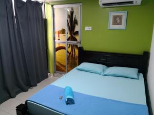 Postel nebo postele na pokoji v ubytování Kristal Inn Hotel UITM Shah Alam