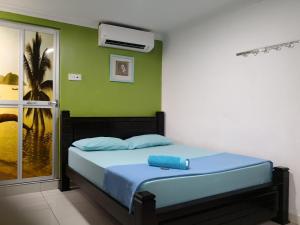 Postel nebo postele na pokoji v ubytování Kristal Inn Hotel UITM Shah Alam