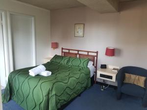 레이스웨이스 모텔 객실 침대