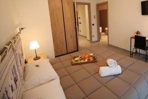 um quarto com uma cama e uma bandeja de comida em I Fiori di Margherita Luxury B&B em Perugia