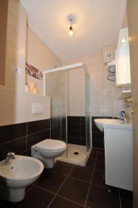 uma casa de banho com um WC, um lavatório e um chuveiro em Hotel Pervan em Medjugorje