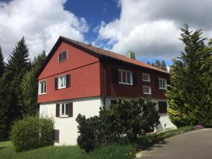 クニービスにあるFerienwohnung Börnerの赤屋根の白赤家屋敷