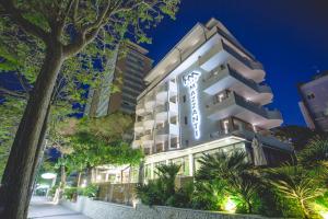 a rendering of a hotel at night at Hotel Mazzanti in Milano Marittima