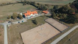 una vista aérea de una gran casa con un gran campo en Lipowy Dwór en Szczecinek