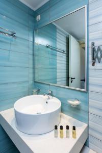 コッキニ・カニオンにあるVilla Chantaloukasのバスルーム(白い洗面台、鏡付)