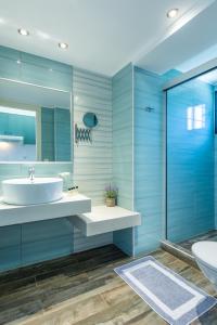 a bathroom with a sink and a mirror at Villa Chantaloukas in Kokkíni Khánion