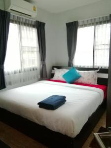 Ein Bett oder Betten in einem Zimmer der Unterkunft The Cube Sathorn Boutique Hotel เดอะ คิวบ์ สาทร บูติค โฮเทล Near BTS Surasak