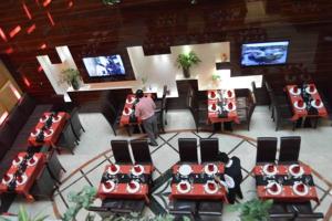 - une vue de tête sur un restaurant avec des tables et des chaises dans l'établissement Dorus Hotel, à Dubaï