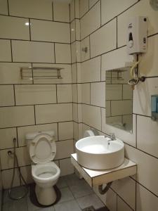 La salle de bains est pourvue de toilettes et d'un lavabo. dans l'établissement Hotel 77 Rawang, à Rawang