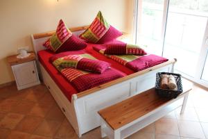 HülbenにあるMediterraneoの部屋にある枕が置かれたソファ +19枚の写真