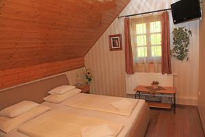 Posteľ alebo postele v izbe v ubytovaní Berényi Fogadó