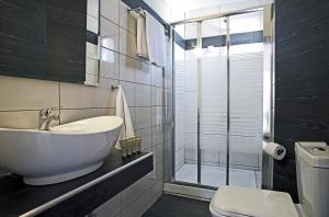 Ένα μπάνιο στο Stratos Hotel 