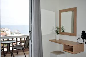 バリにあるAnastasia Apartmentsのバルコニー(鏡、テーブル付)