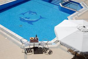 Πισίνα στο ή κοντά στο Stratos Hotel 