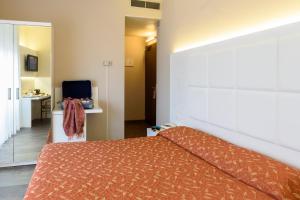 ストレーザにあるプリマヴェラのベッドルーム1室(オレンジ色のベッドカバー付)