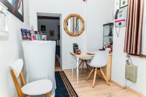 une petite salle à manger avec une table et des chaises dans l'établissement Cityhotel Storch, à Cologne