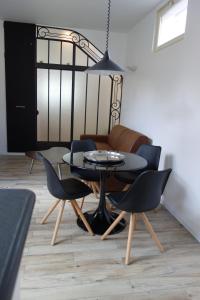 - une salle à manger avec une table et des chaises dans l'établissement Aupetitclos, à Vincennes