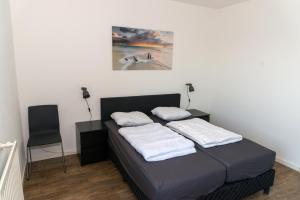 uma cama com duas almofadas num quarto em Hello Zeeland - Appartement Port Scaldis 09-072 em Breskens