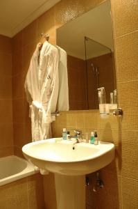 y baño con lavabo y espejo. en Santona Residence en Beirut