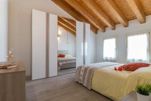A bed or beds in a room at Cimadolmo Prosecco And History
