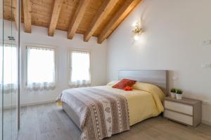 A bed or beds in a room at Cimadolmo Prosecco And History Még 37 kép