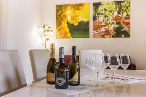 Stabiuzzo的住宿－Cimadolmo Prosecco And History，桌子上摆放两瓶葡萄酒,配酒杯