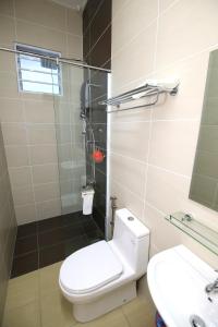 La salle de bains est pourvue de toilettes, d'une douche et d'un lavabo. dans l'établissement 722 Homestay, à Kuching