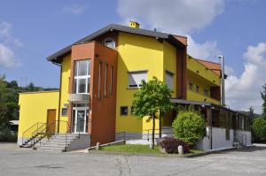 ein gelbes Gebäude mit einer Treppe davor in der Unterkunft Millaenya Inn in Entratico