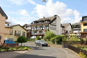 una calle con casas y un coche aparcado en la carretera en Pension Basten, en Ellenz-Poltersdorf