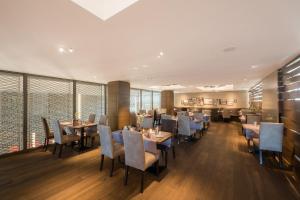 Reštaurácia alebo iné gastronomické zariadenie v ubytovaní HOTEL illuster - Urban & Local