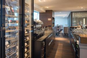 Reštaurácia alebo iné gastronomické zariadenie v ubytovaní HOTEL illuster - Urban & Local