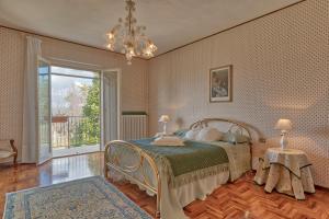 - une chambre avec un lit et un lustre dans l'établissement Nido del Merlo by VacaVilla, à Certaldo