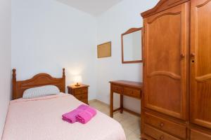 サンタクルス・デ・テネリフェにあるLive Santa Cruz La Salleのベッドルーム1室(ベッド1台、木製ドレッサー付)
