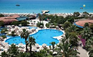 - une vue aérienne sur la piscine du complexe dans l'établissement Sunrise Resort Hotel, à Kizilagac