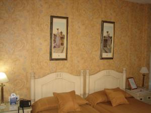 Łóżko lub łóżka w pokoju w obiekcie Hotel Santiago