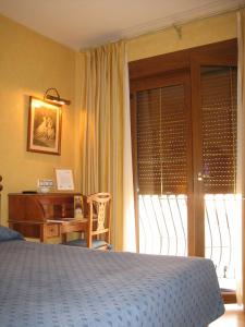 Łóżko lub łóżka w pokoju w obiekcie Hotel Santiago