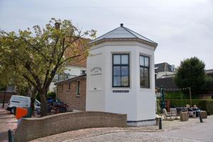 a small white building with a window on top of it at Het Torentje aan de IJssel in Montfoort