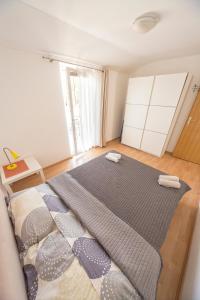 Un dormitorio con una cama grande con sombrillas. en Apartments Katoro Relax, en Umag