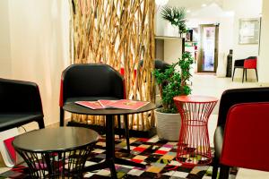 Ruang duduk di Hôtel Le Père Léon