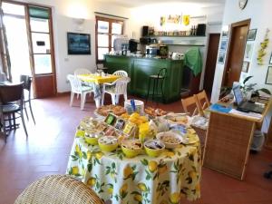 uma mesa com comida na cozinha em Villa dei Limoni em SantʼAndrea