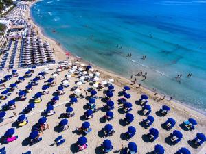una vista sul tetto di una spiaggia con sedie e ombrelloni di Futura Club Spiagge Bianche a Fontane Bianche