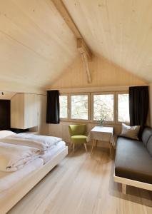 1 dormitorio con 1 cama grande y 1 mesa en Försterhaus Mellau, en Mellau