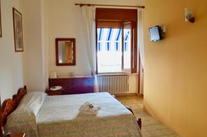Un pat sau paturi într-o cameră la Suites Piazza Umberto