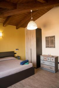 1 dormitorio con cama y techo de madera en Room & Breakfast Le Magie, en Sindia